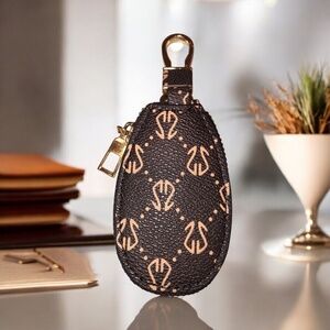 Sleek key case with zipper